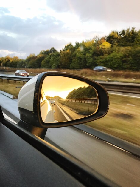 Foto riflessione della vettura sullo specchio laterale