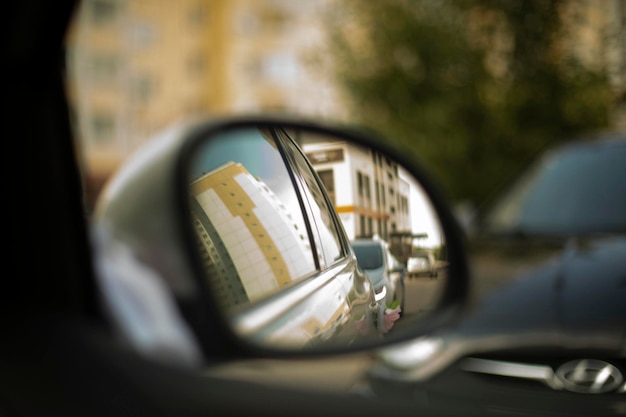 Foto riflesso della vettura sullo specchio laterale