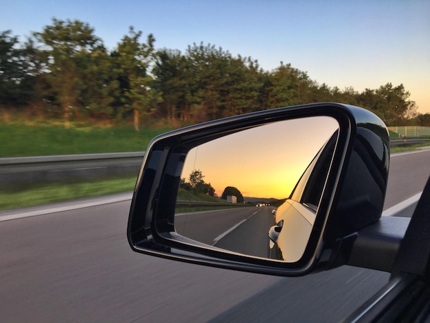 Отражение автомобиля в боковом зеркале