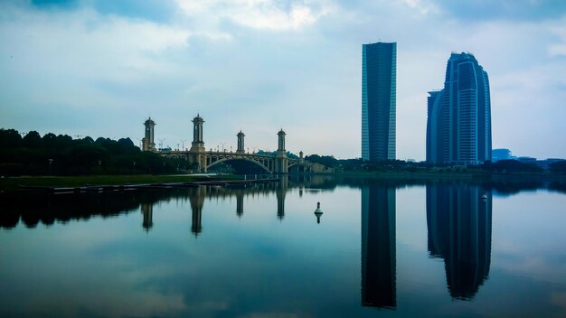 Foto il riflesso della città sull'acqua