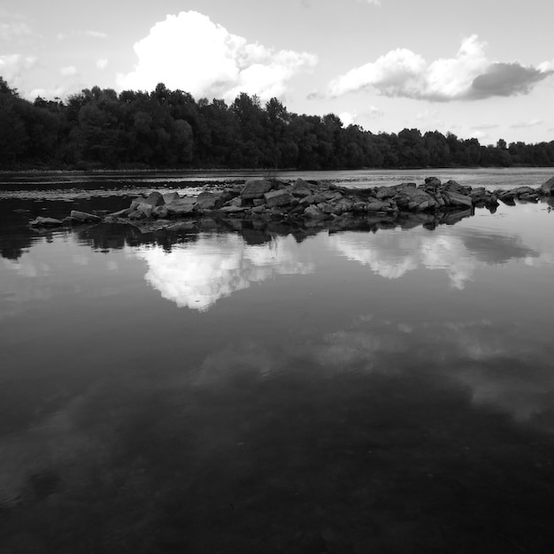 Photo reflection of clouds in calm lake