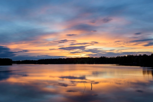 夕暮れ時の湖の雲の反射