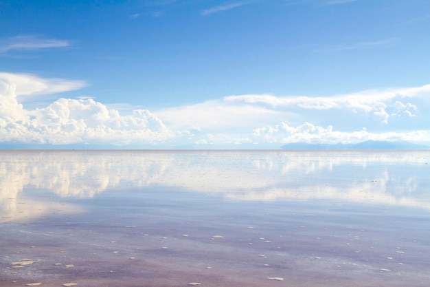 Foto un riflesso di nuvole nell'acqua