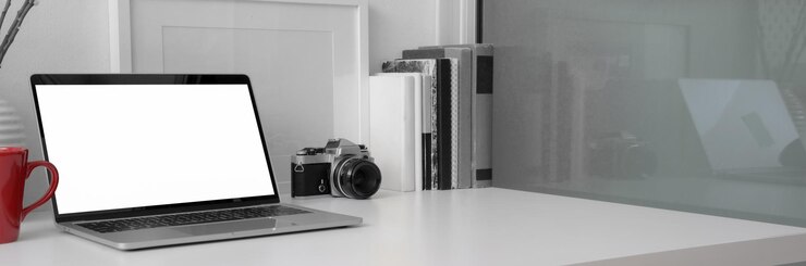 Фотография отражение цифровой камеры на столе дома