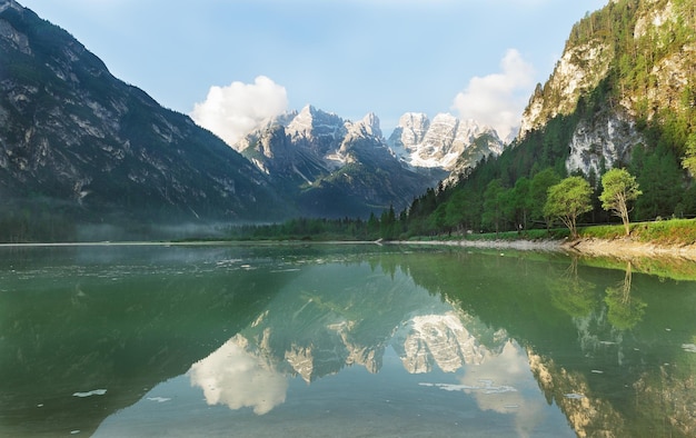 Landro 호수의 Dolomites 반사