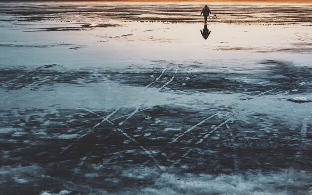 Photo reflection of frozen lake in puddle