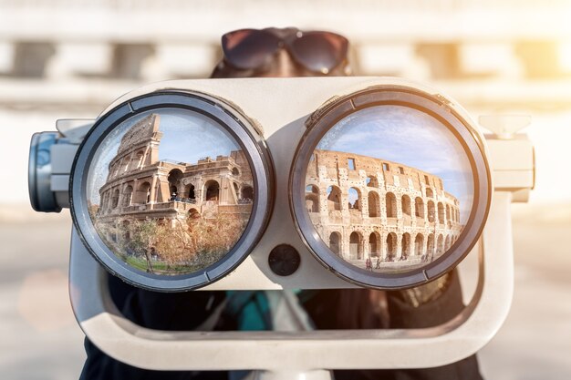 Foto nel riflesso del vetro puoi vedere il colosseo