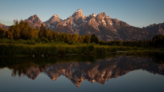 Foto la riflessione del grand teton national park durante l'alba