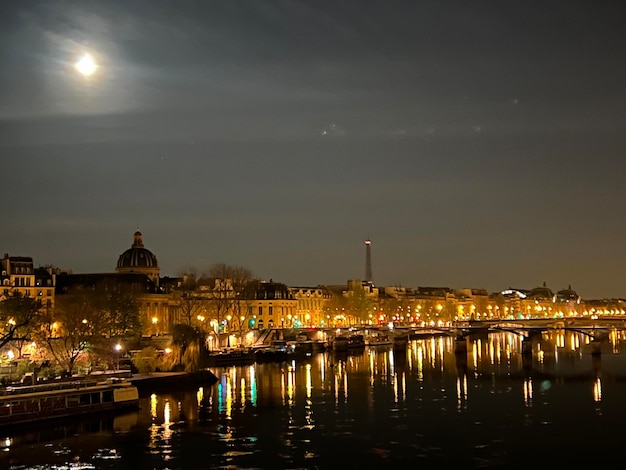 Foto il riflesso di un ponte illuminato sul fiume di notte