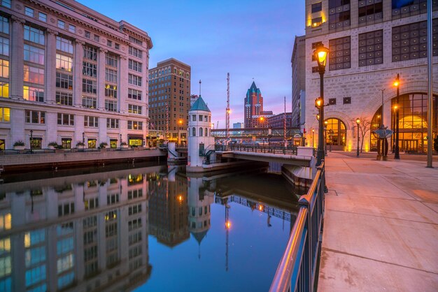 Photo reflection of illuminated buildings in canal at night