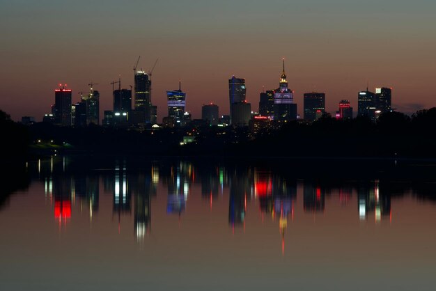 Photo reflection of illuminated buildings in city at night