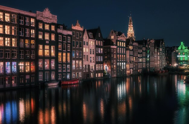 Photo reflection of illuminated buildings in city at night