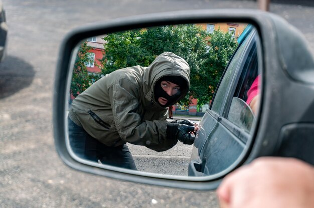 Foto il riflesso dell'uomo in macchina