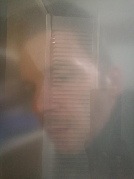 Foto il riflesso dell'uomo sul vetro