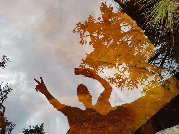 Foto il riflesso dell'uomo nel lago