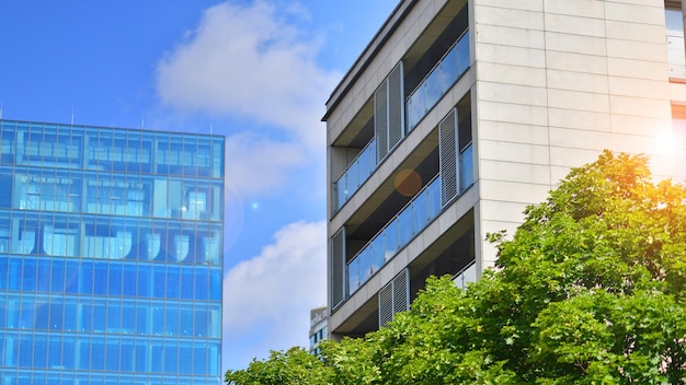 Отражение современного коммерческого здания на стекле с солнечным светом Эко-архитектура