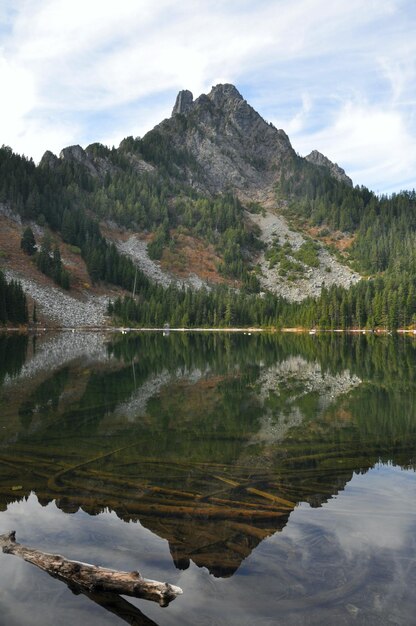 Photo reflection of mountain on calm lake