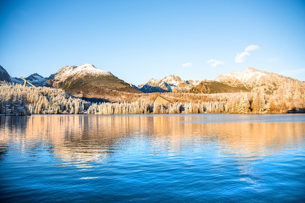 冬の高タトラ スロバキア Strbske pleso の山の湖の反射