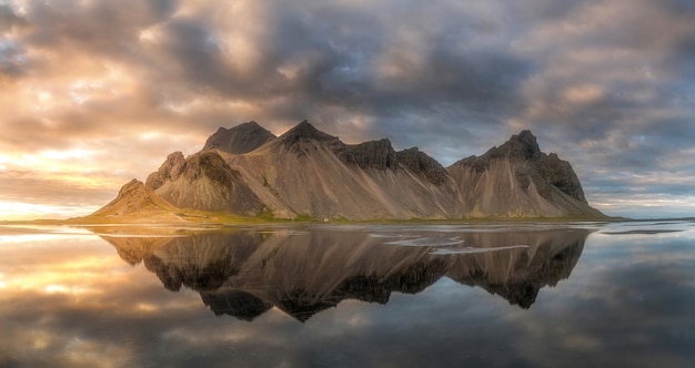 Отражение над горной цепью в Исландии, Stokksnes.