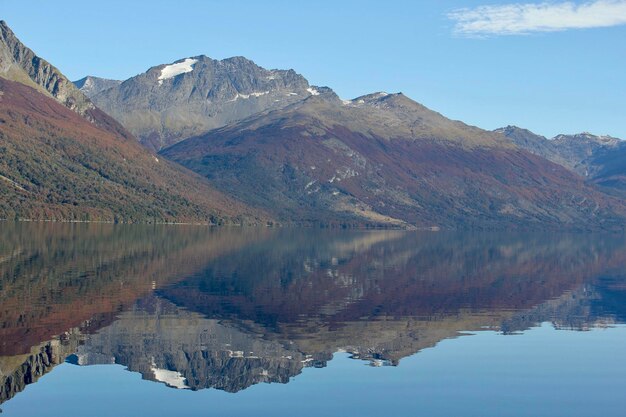 Foto il riflesso delle montagne nel lago contro un cielo limpido