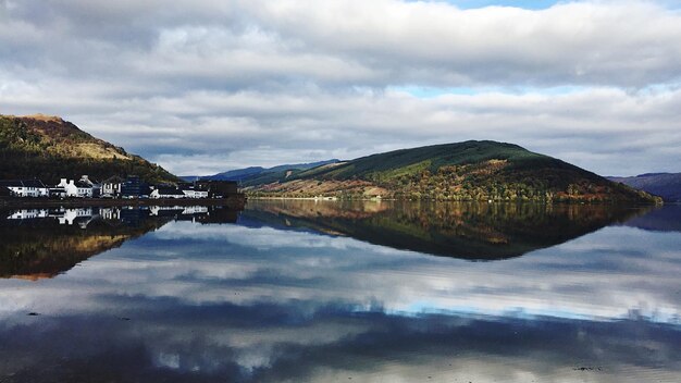 Foto il riflesso delle montagne nel lago contro il cielo