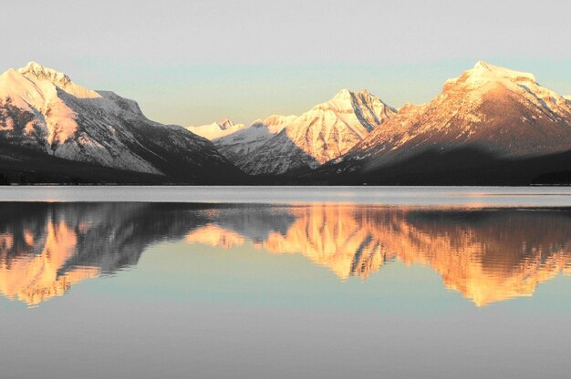 Foto il riflesso delle montagne sul lago contro il cielo