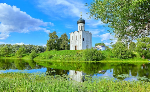 Фото Отражение здания в озере