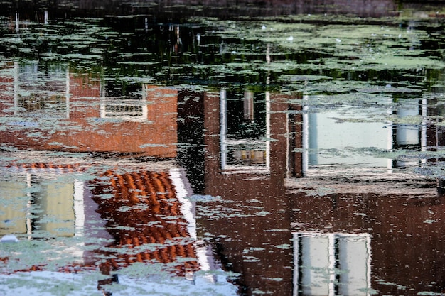 Фото Отражение здания в воде