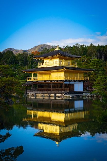 写真 湖上の建物の反射