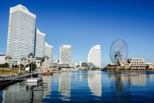 写真 明るい空に照らされた街の建物の反射