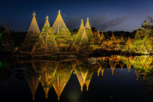 写真 水中の建物の反射