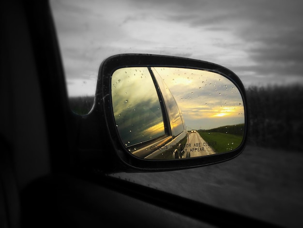 사진 차량의 측면 시야 거울에 반사