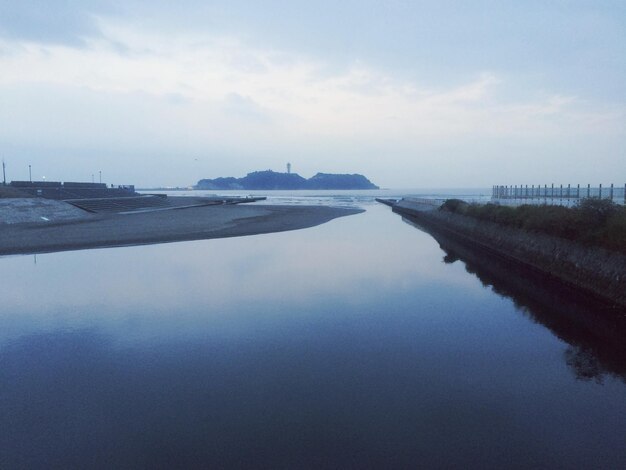 写真 海の雲の反射