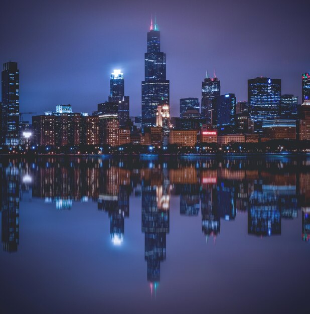 Фото Отражение освещенных зданий в городе ночью