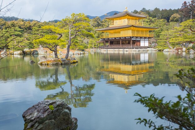 写真 湖の神社が木に反射する