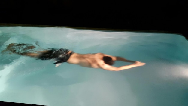 Фото Отражение женщины в воде