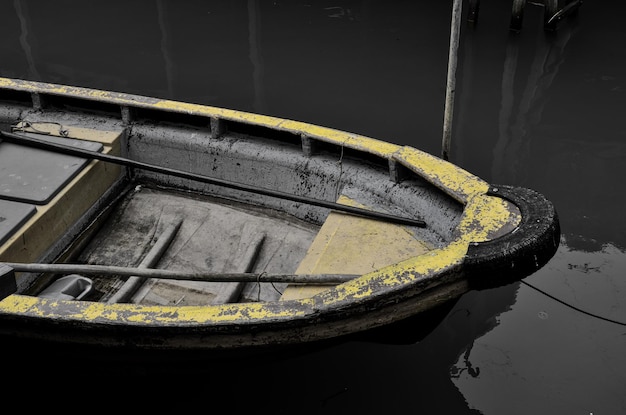 Photo reflection of old boat moored in lake