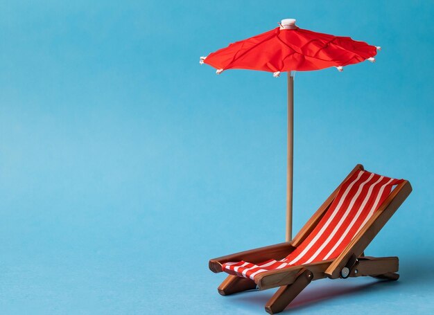 Foto riflessione di palme e ombrelli in una piscina