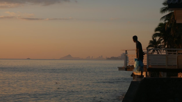 Foto il riflesso delle persone nell'acqua al tramonto