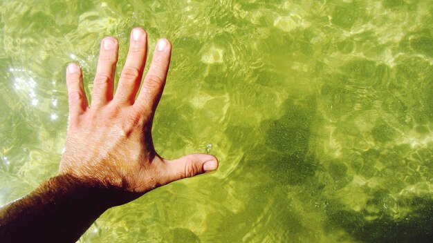 Foto riflesso della persona nell'acqua