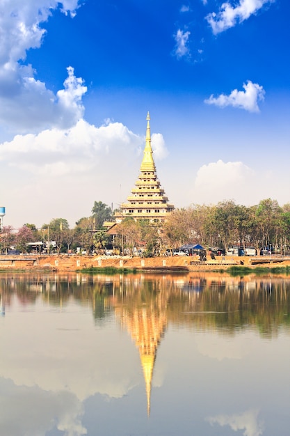 태국에서 Phra Mahathat Kaen Nakhon의 반영