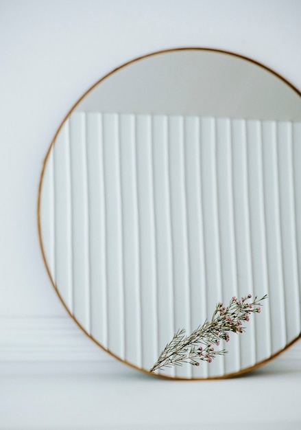 Riflesso di un fiore di cera rosa in uno specchio