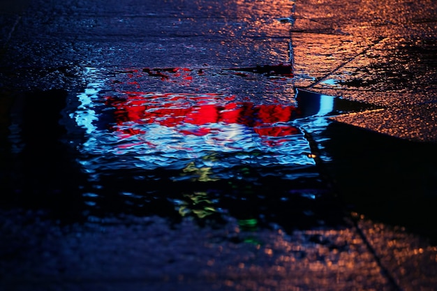 雨の広告の後の水たまりの反射