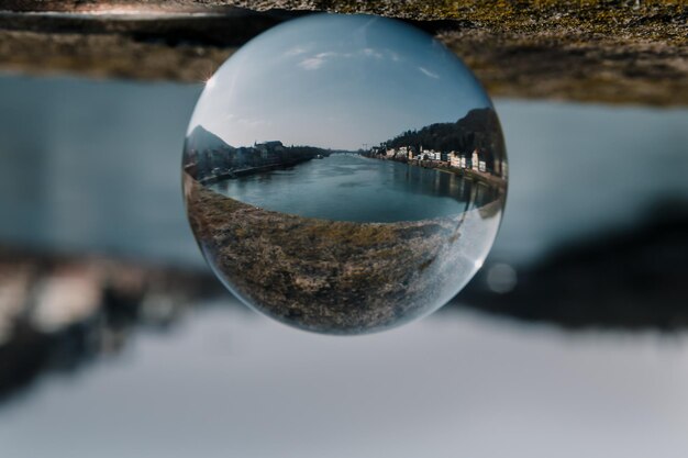 Foto il riflesso del fiume sulla palla di cristallo
