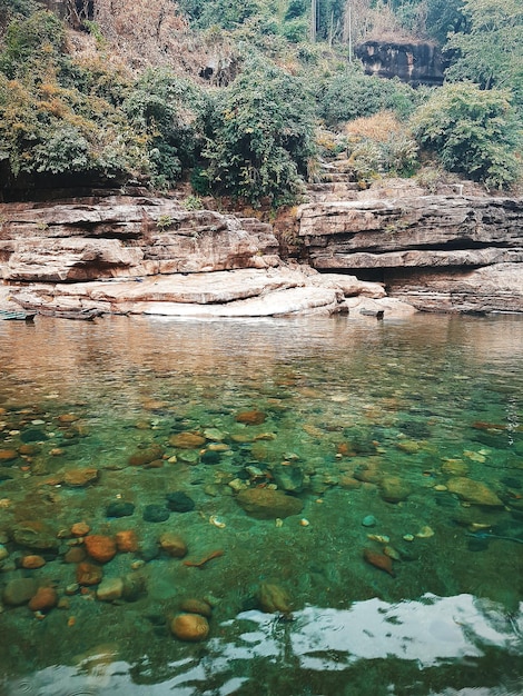 Foto riflessione delle rocce nel lago