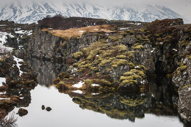 Foto riflessione delle rocce sull'acqua