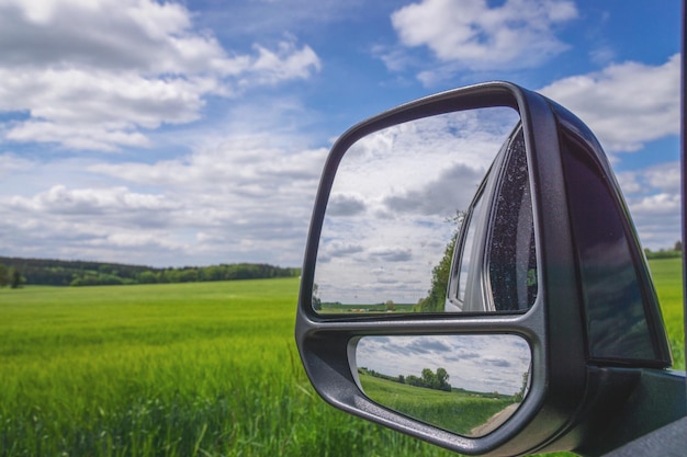 Foto riflessione del cielo sullo specchio laterale