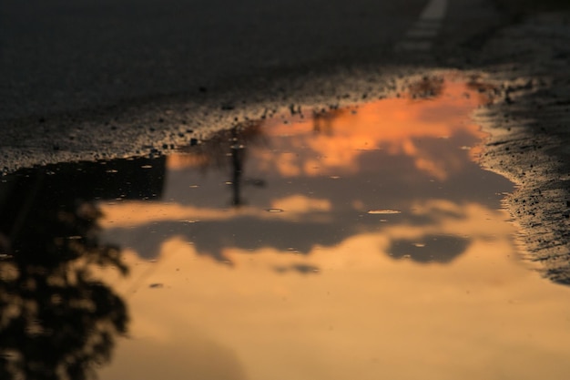 Foto il riflesso del cielo sulla finestra bagnata