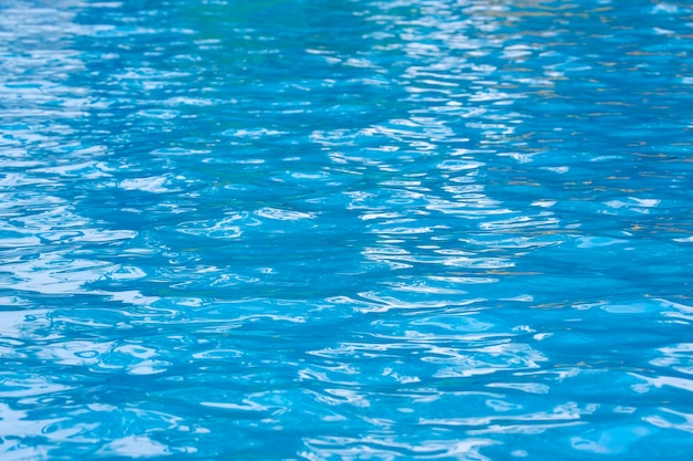 Foto il riflesso del cielo nel vento sull'acqua. astrazione in natura