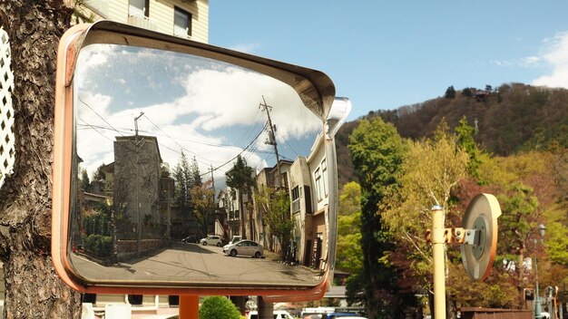 Foto il riflesso della strada sullo specchio